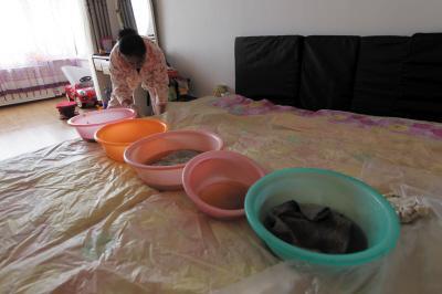 青岛楼上漏水，住户失联，小区没物管，业主维权难！律师来支招……